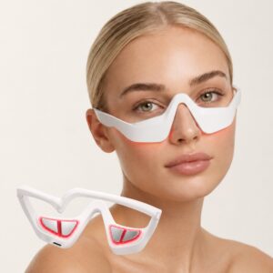 Gogle GlowUp na twarzy modelki, panele pod oczami świecą na czerwono